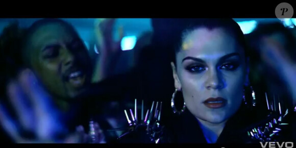 Jessie J dans le clip de Laserlight