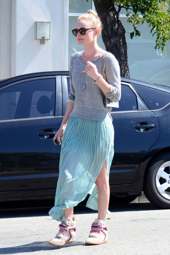 La très stylée Kate Bosworth sort du salon de coiffure Byron & Tracey. Beverly Hills, le 10 avril 2012.