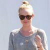 Kate Bosworth porte des bijoux et une pochette Jewelmint avec un sweater gris, une longue robe aérienne verte et des baskets Willow signées Isabel Marant. Beverly Hills, le 10 avril 2012.