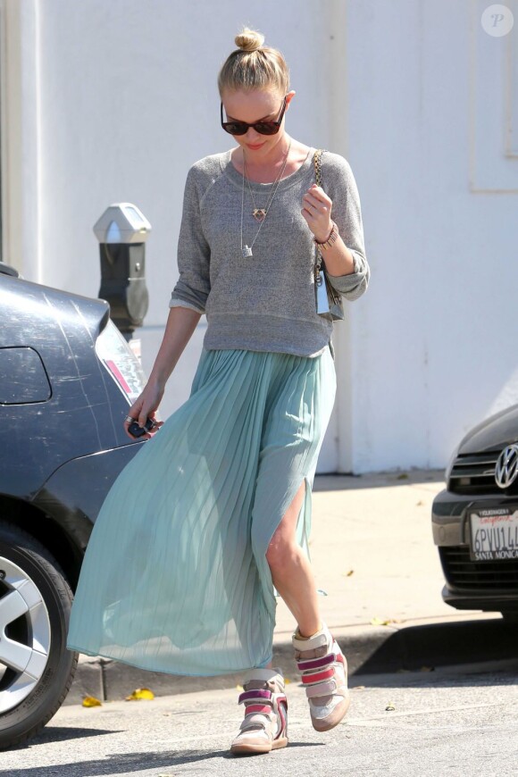 Kate Bosworth, stylée et lumineuse, sort du salon de coiffure Byron & Tracey à Beverly Hills, le 10 avril 2012.