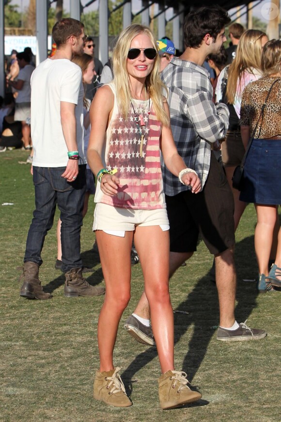 Kate Bosworth était éblouissante au Festival de Coachella dans son débardeur Topshop, un mini-short blanc et sa paire de baskets Betty d'Isabel Marant. Le 16 avril 2011.