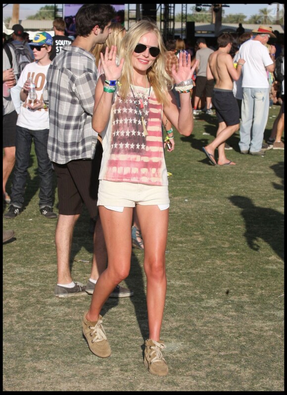 Kate Bosworth était éblouissante au Festival de Coachella dans son débardeur Topshop, un mini-short blanc et sa paire de baskets Betty d'Isabel Marant. Le 16 avril 2011.