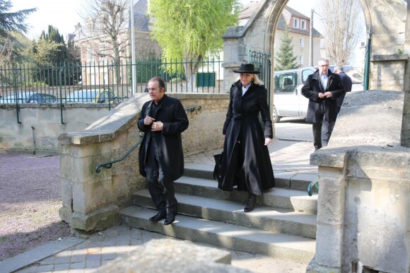 Roland Giraud et sa femme Maiike Jansen lors des obsèques de Philippe Bruneau le 3 avril 2012 en l'église Saint-Ouen de Caen