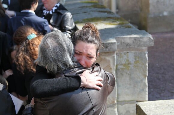 Zoé Bruneau dans les bras de Luis Rego lors des obsèques de Philippe Bruneau le 3 avril 2012 en l'église Saint-Ouen de Caen
