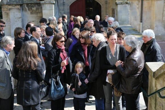 Claire Nadeau et Zoé Bruneau, en compagnie de Luis Rego lors des obsèques de Philippe Bruneau le 3 avril 2012 en l'église Saint-Ouen de Caen