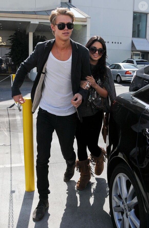 Vanessa Hudgens et son chéri Austin Butler font du shopping à Los Angeles le 11 avril 2012