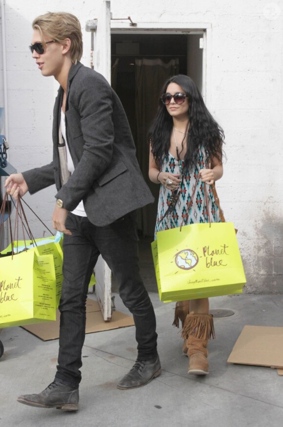 Vanessa Hudgens et son chéri Austin Butler sortent de la boutique Planet Blue à Los Angeles le 11 avril 2012