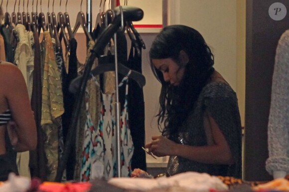 Vanessa Hudgens et son chéri Austin Butler font du shopping à Los Angeles le 11 avril 2012