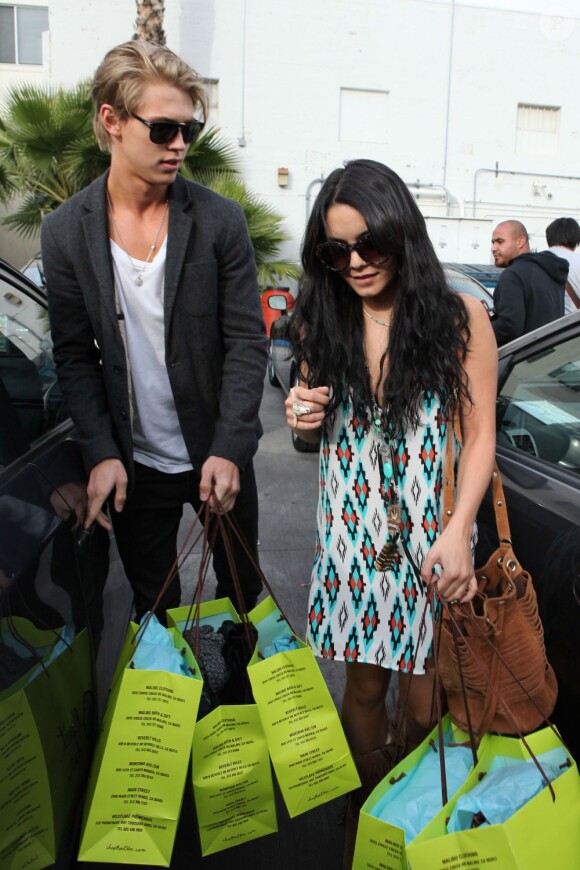 Vanessa Hudgens et son chéri Austin Butler font du shopping à Los Angeles le 11 avril 2012