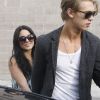 Très amoureux, Vanessa Hudgens et son chéri Austin Butler font du shopping à Los Angeles le 11 avril 2012