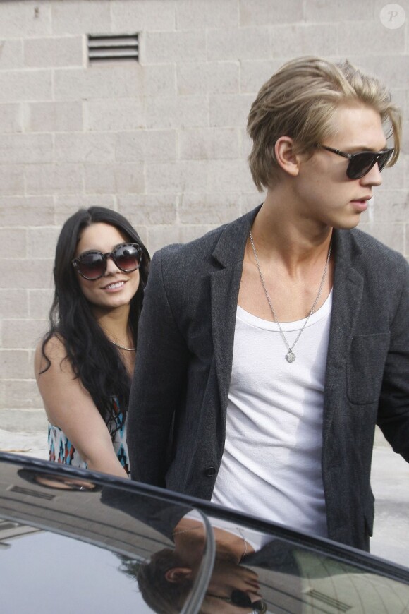Très amoureux, Vanessa Hudgens et son chéri Austin Butler font du shopping à Los Angeles le 11 avril 2012
