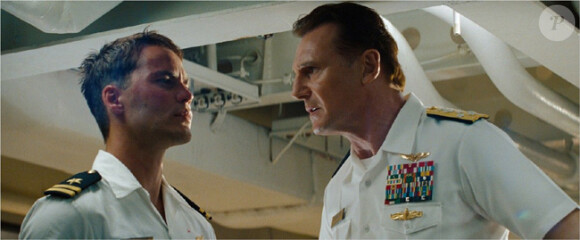 Taylor Kitsch et Liam Neeson dans Battleship de Peter Berg.