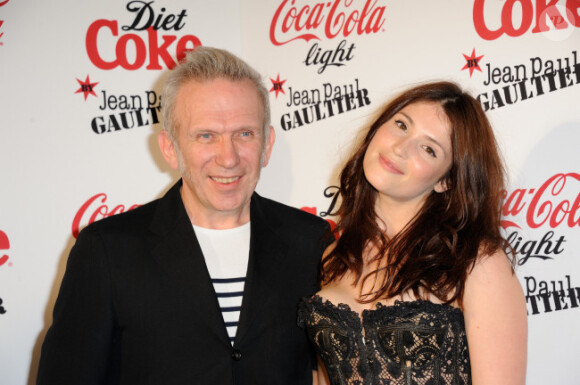 Jean-Paul Gaultier et Gemma Arterton lors du lancement au Trianon le 12 avril 2012 de la collection designée par le créateur de la bouteille Coca-Cola Light