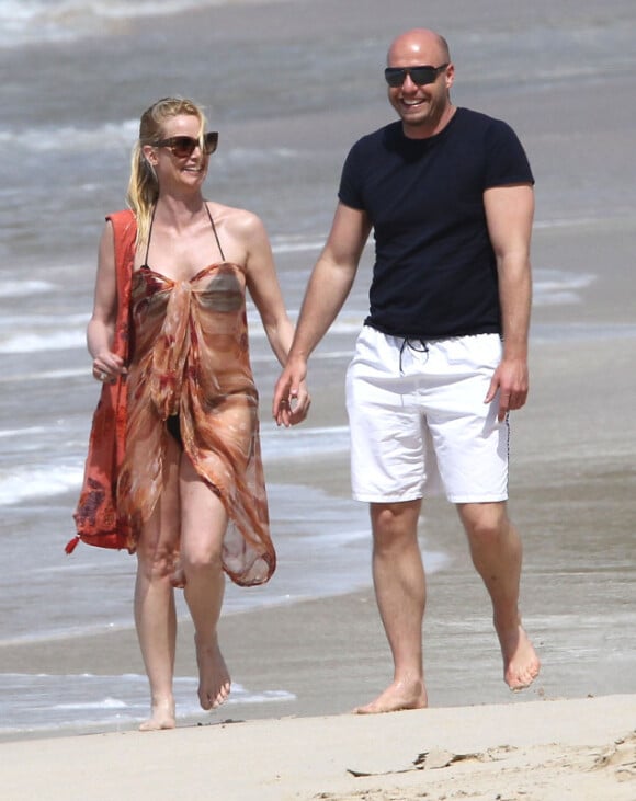 Nicollette Sheridan et son petit ami : main dans la main sur la plage à Saint Barth' le 8 avril 2012.