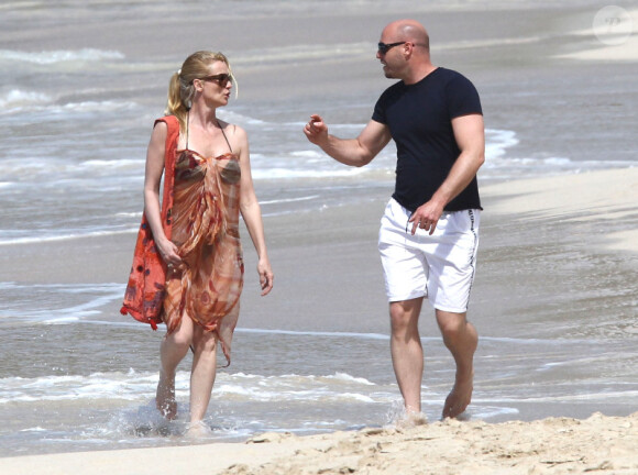 Nicollette Sheridan discute avec son petit ami sur la plage à Saint Barth' le 8 avril 2012.