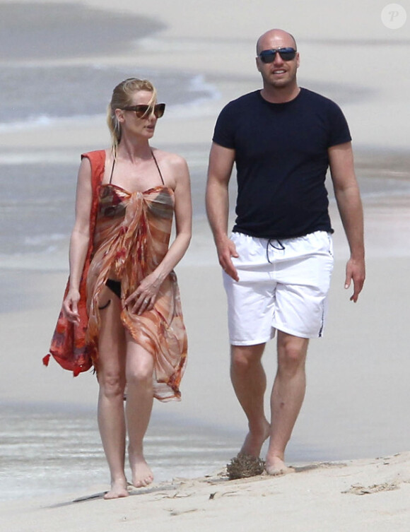 Nicollette Sheridan et son petit ami se promènent sur la plage à Saint Barth' le 8 avril 2012. 