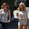 Ashley Tisdale se promène avec une amie dans les rues de Los Angeles, le mardi 17 avril 2012.