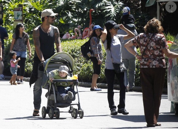 Exclusif : Eva Longoria et Eduardo Cruz, en promenade au zoo avec le fils de Penelope Cruz et Javier Bardem le 16 avril 2012