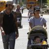 Exclusif : Eva Longoria et Eduardo Cruz se baladent amoureusement au zoo avec le fils de Penelope Cruz et Javier Bardem le 16 avril 2012