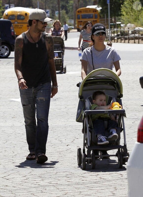 Exclusif : Eva Longoria et Eduardo Cruz se baladent amoureusement au zoo avec le fils de Penelope Cruz et Javier Bardem le 16 avril 2012
