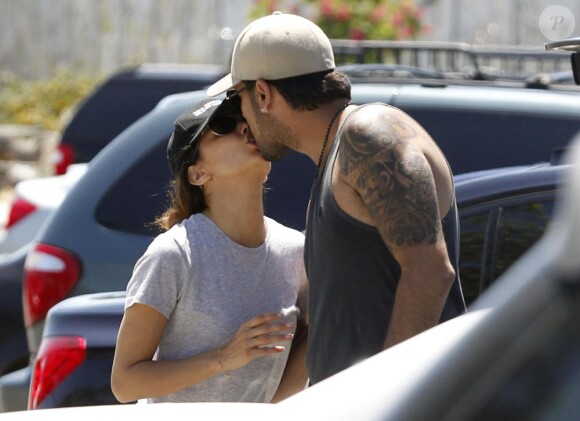 Exclusif : Eva Longoria et Eduardo Cruzse font des bisous, en balade au zoo avec le fils de Penelope Cruz et Javier Bardem le 16 avril 2012