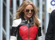 Kylie Minogue, sexy en diable, enfourche une moto pour des sensations fortes