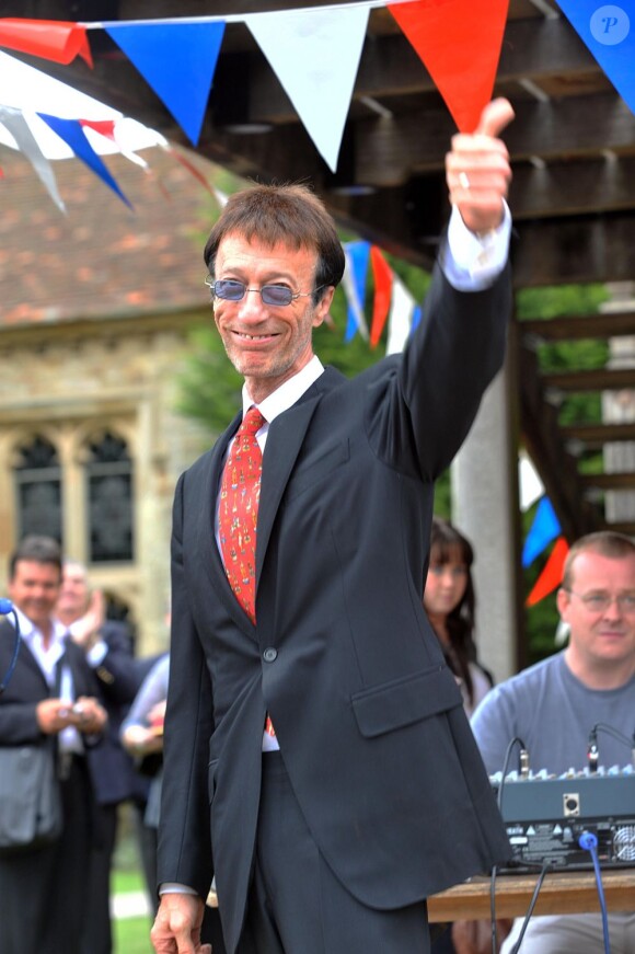 Robin Gibb le 5 septembre 2009 lors d'un événement caritatif chez lui pour sa Fondation Heritage. Le chanteur des Bee Gees, atteint d'un cancer, est sorti le 20 avril 2012 du coma dans lequel il était tombé près d'une semaine plus tôt des suites d'une pneumonie.