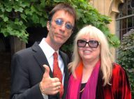 Robin Gibb est sorti du coma, entouré des siens, qui restent prudents...