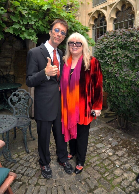 Robin Gibb avec sa femme Dwina le 5 septembre 2009 lors d'un événement caritatif chez lui pour sa Fondation Heritage. Le chanteur des Bee Gees, atteint d'un cancer, est sorti le 20 avril 2012 du coma dans lequel il était tombé près d'une semaine plus tôt des suites d'une pneumonie.