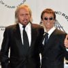 Robin Gibb et son frère aîné Barry au Rock and Roll Hall of Fame en mars 2010. Le chanteur des Bee Gees, atteint d'un cancer, est sorti le 20 avril 2012 du coma dans lequel il était tombé près d'une semaine plus tôt des suites d'une pneumonie.