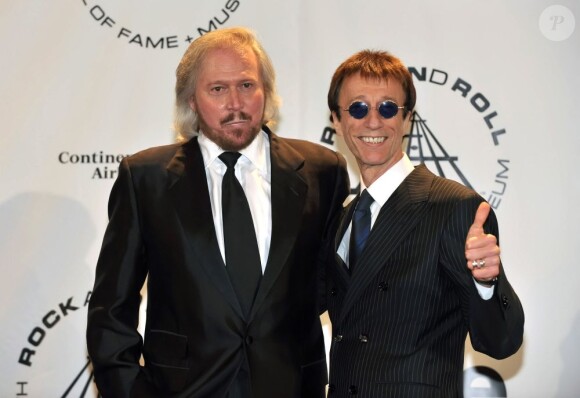 Robin Gibb et son frère aîné Barry au Rock and Roll Hall of Fame en mars 2010. Le chanteur des Bee Gees, atteint d'un cancer, est sorti le 20 avril 2012 du coma dans lequel il était tombé près d'une semaine plus tôt des suites d'une pneumonie.