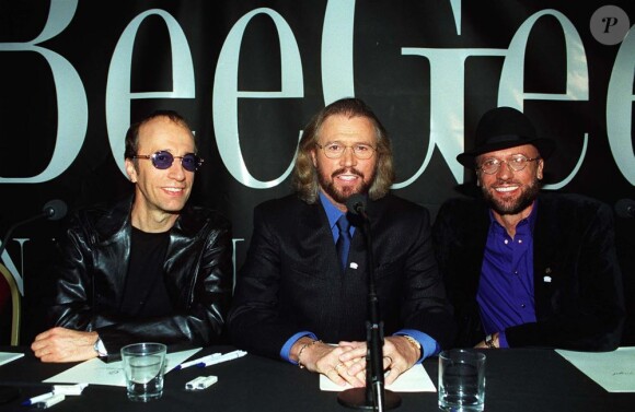 Les Bee Gees en 1998. Robin Gibb, atteint d'un cancer, est sorti le 20 avril 2012 du coma dans lequel il était tombé près d'une semaine plus tôt des suites d'une pneumonie.