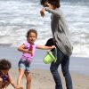 Halle Berry, fille Nahla et Olivier Martinez, sur une plage de Malibu, le samedi 21 avril 2012.