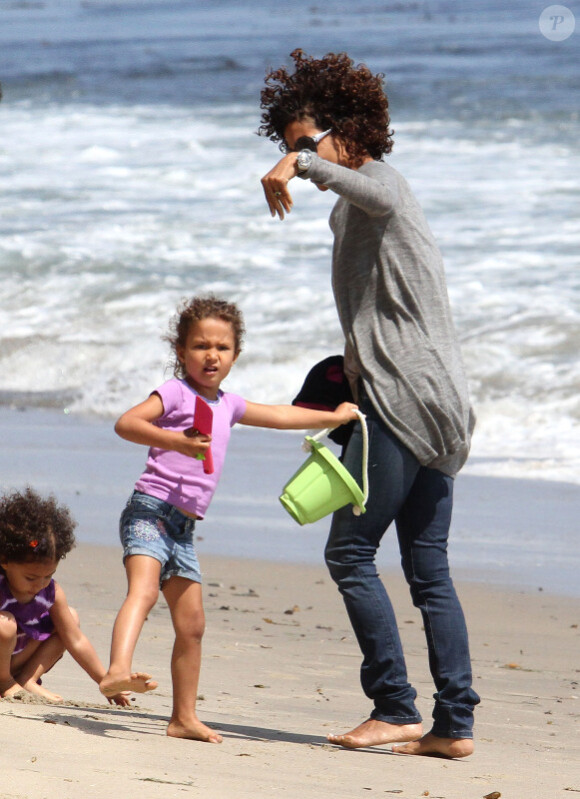 Halle Berry, fille Nahla et Olivier Martinez, sur une plage de Malibu, le samedi 21 avril 2012.