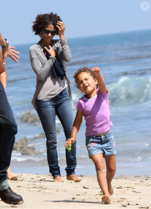 Halle Berry et sa fille Nahla, sur une plage de Malibu, le samedi 21 avril 2012.