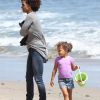 Halle Berry avec des frisettes et sa fille Nahla, sur une plage de Malibu, le samedi 21 avril 2012.
