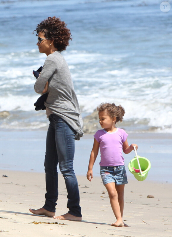 Halle Berry avec des frisettes et sa fille Nahla, sur une plage de Malibu, le samedi 21 avril 2012.