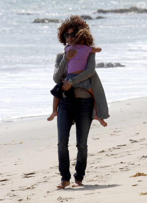 Halle Berry et sa fille Nahla, sur une plage de Malibu, le samedi 21 avril 2012.