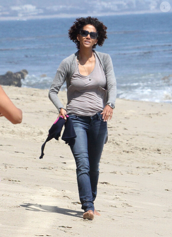 Halle Berry maman attentive sur une plage de Malibu, le samedi 21 avril 2012.