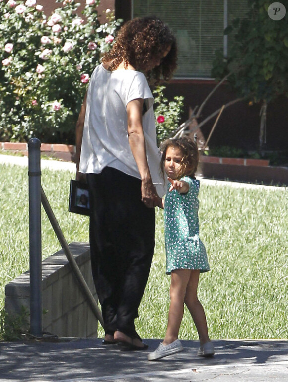 Halle Berry part chercher sa fille Nahla à l'école et arbore une nouvelle coupe de cheveux, le vendredi 20 avril à Los Angeles.