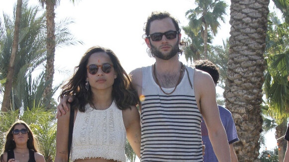 Penn Badgley et Zoë Kravitz plus amoureux que jamais à Coachella