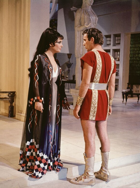 Elizabeth Taylor et Richard Burton dans Cléopâtre, en 1963