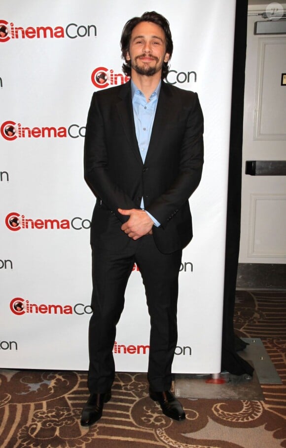 James Franco, souriant et très élégant en costume lors de la présentation Walt Disney durant la convention CinemaCon à Las Vegas, le 24 avril 2012.