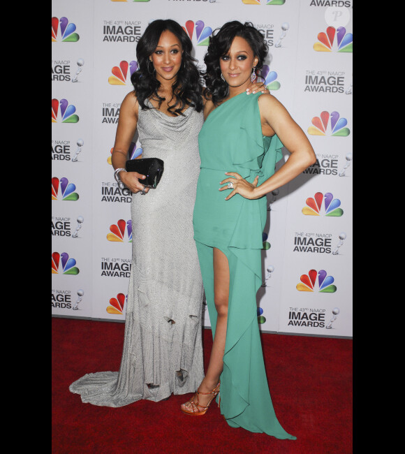 Tamera Mowry et sa soeur Tia, à Los Angeles, en février 2012.
