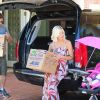 Tori Spelling, enceinte, et son mari Dean McDermott préparent, sous les yeux de leur bébé Hattie, leur déménagement pour Malibu, à Los Angeles, le 25 avril 2012