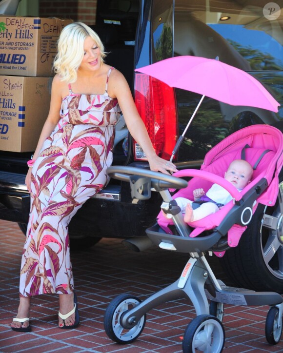 Tori Spelling, enceinte et en plein déménagement pour Malibu, veille sur sa fille Hattie, à Los Angeles, le 25 avril 2012