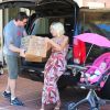 Tori Spelling, enceinte, souffle un peu, mais aide son mari Dean McDermott lors de leur déménagement pour Malibu, sous les yeux de leur bébé Hattie, à Los Angeles, le 25 avril 2012
