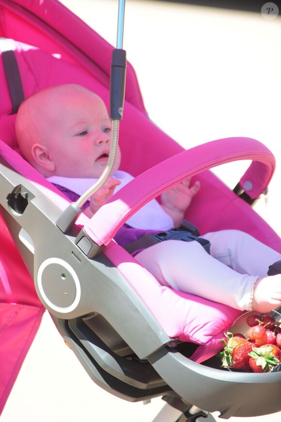 Hattie, 6 mois, la fille de Tori Spelling et Dean McDermott, à Los Angeles, le 25 avril 2012