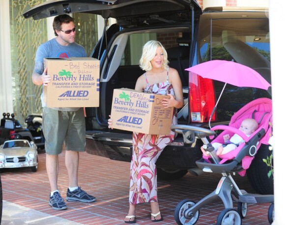 Tori Spelling, enceinte, et son mari Dean McDermott préparent, sous les yeux de leur bébé Hattie, leur déménagement pour Malibu, à Los Angeles, le 25 avril 2012