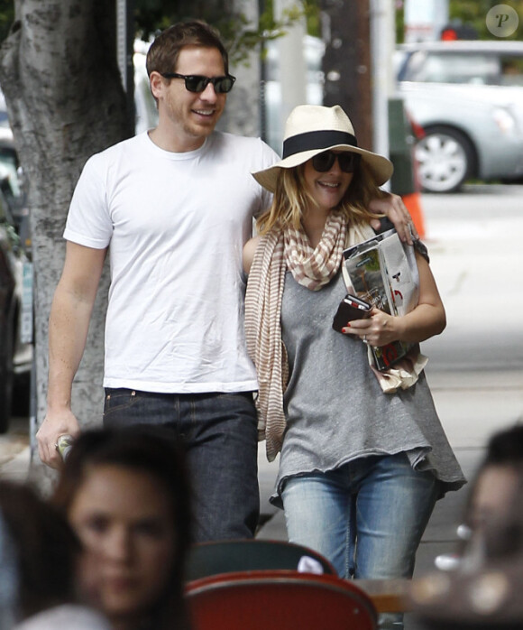 Drew Barrymore le 14 avril 2012 à Los Angeles avec son fiancé Will Kopelman